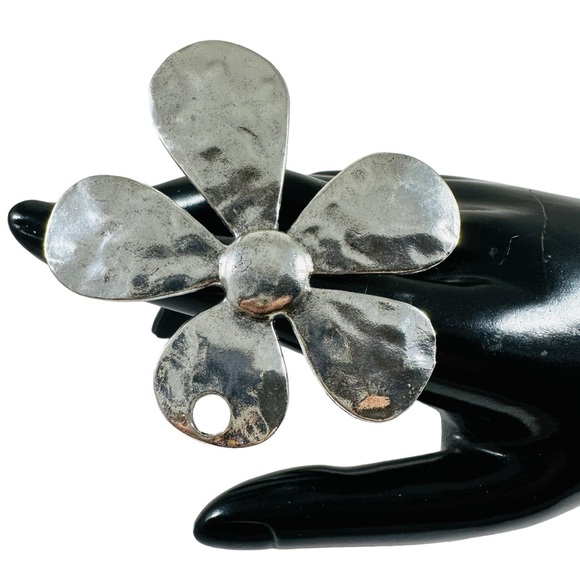 Giant 60s vibe totally adjustable Silvertone pop daisy ring - Picture 4 of 6